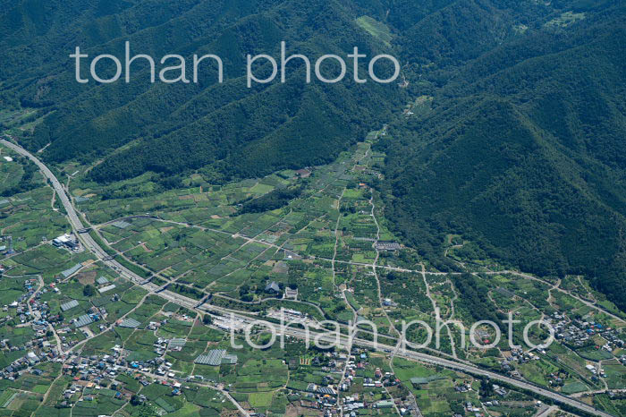 勝沼,一宮の扇状地と中央高速道路(釈迦堂パーキング付近)(2022/8)