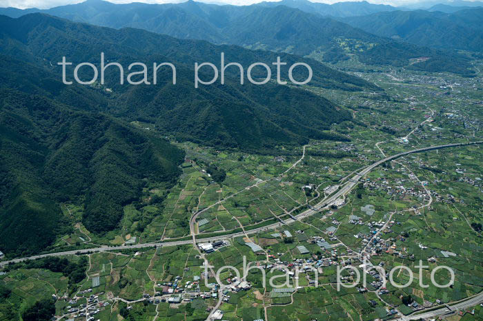 勝沼,一宮の扇状地と中央高速道路(釈迦堂パーキング付近)(2022/8)