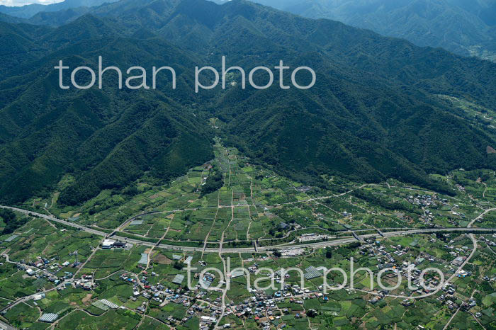 勝沼,一宮の扇状地と中央高速道路(釈迦堂パーキング付近)(2022/8)