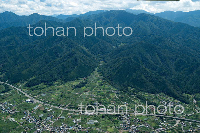 勝沼,一宮の扇状地と中央高速道路(釈迦堂パーキング付近)(2022/8)