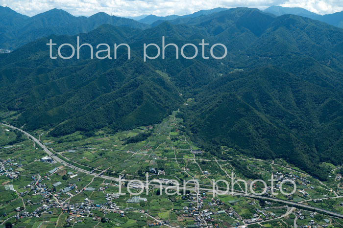 勝沼,一宮の扇状地と中央高速道路(釈迦堂パーキング付近)(2022/8)