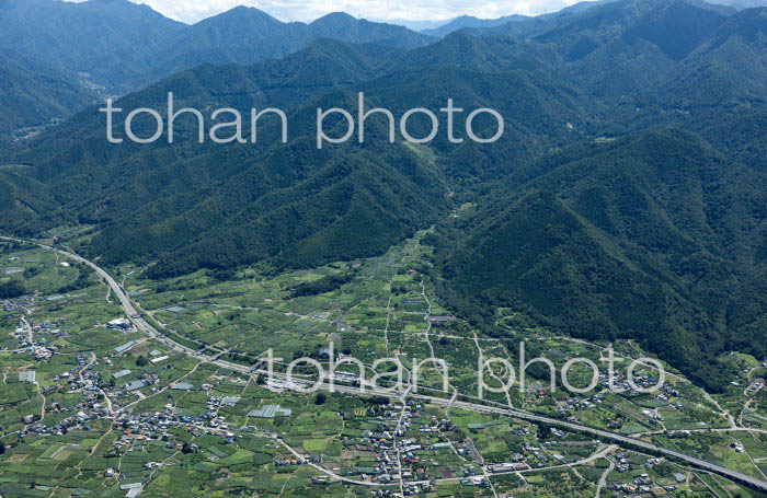 勝沼,一宮の扇状地と中央高速道路(釈迦堂パーキング付近)(2022/8)