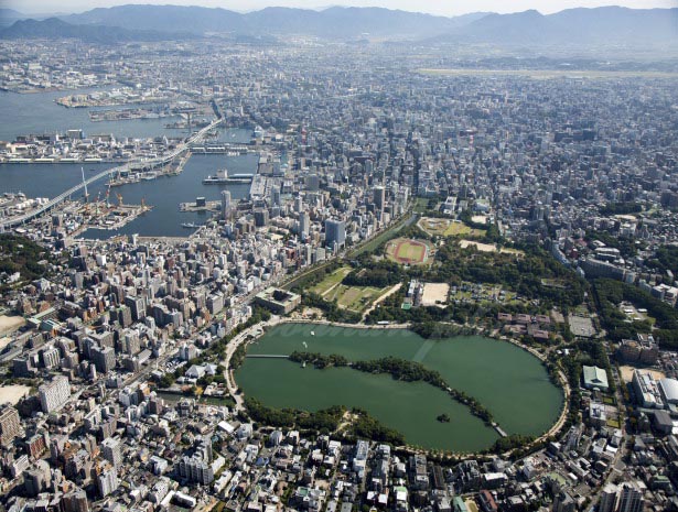 大濠公園と舞鶴公園周辺より福岡市街地(2012/10)