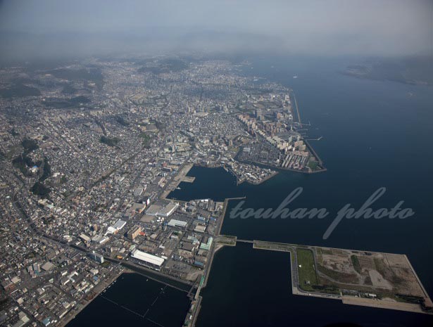 中央港新町(鹿児島南港より桜島の灰にかすむ鹿児島市街地)(2012/10)