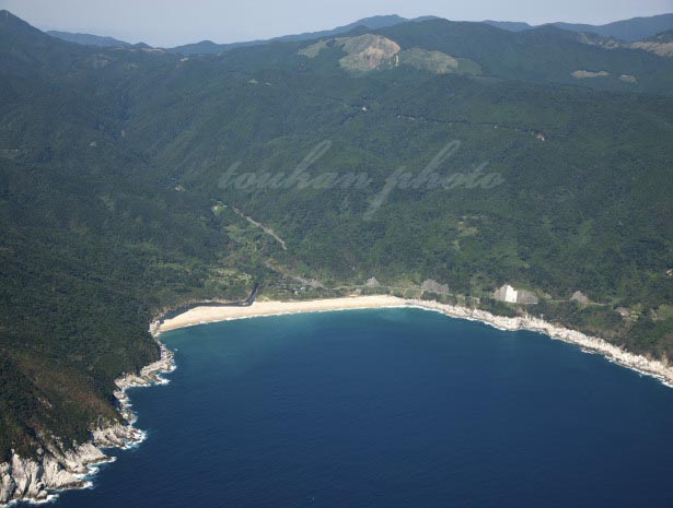 大隅半島,内之浦の浜辺と海岸(海食洞)後方に六郎館岳(2012/10)