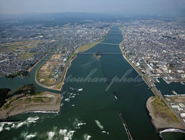 大淀川河口より宮崎市街地(2012/10)