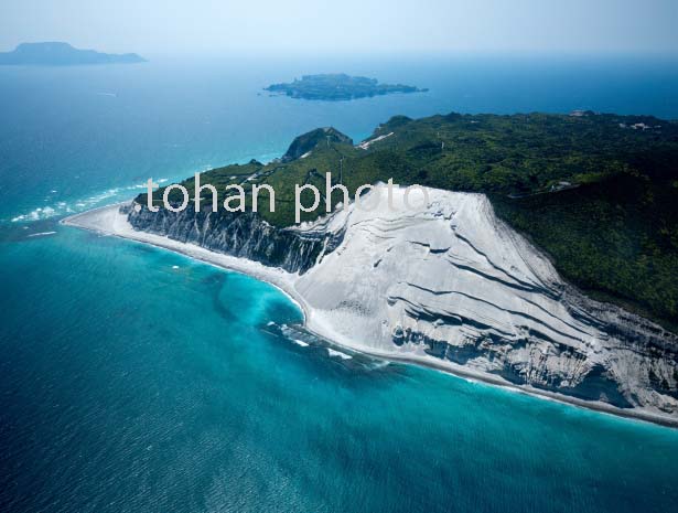 新島(神渡鼻より向山付近の海岸後方は式根島)伊豆諸島(富士箱根伊豆国立公園)(2016/5)