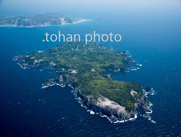 式根島全景より後方新島(伊豆諸島)富士箱根伊豆国立公園(2016/5)