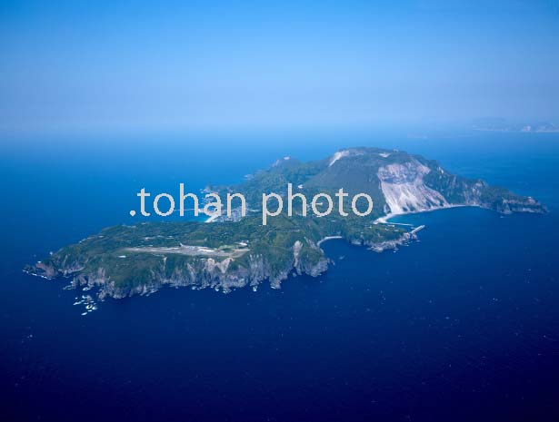 神津島全景(神津島空港より天井山方面)伊豆諸島(富士箱根伊豆国立公園)(2016/5)