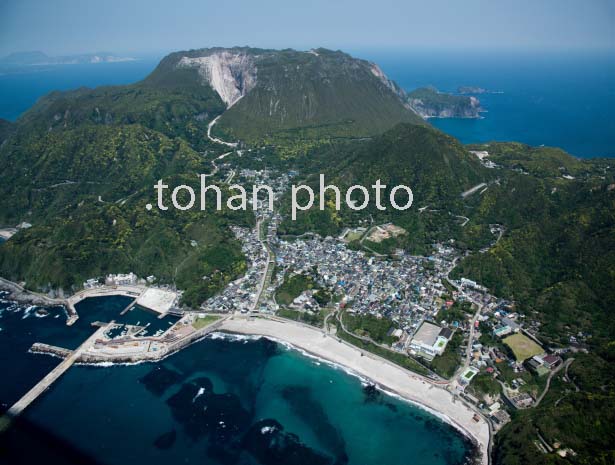 神津島,神津島村中心の街並み,神津島港より天井山(伊豆諸島)富士箱根伊豆国立公園(2016/5)