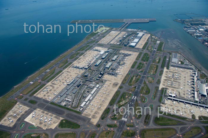 東京国際空港(羽田空港)全景より東京湾(2020/5)