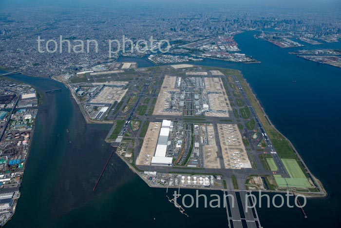 東京国際空港(羽田空港)全景より東京の街並み(2020/5)