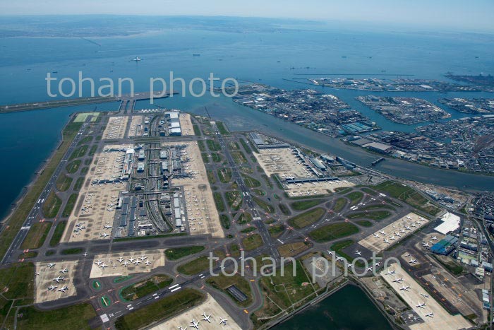 東京国際空港(羽田空港)全景より東京湾(2020/5)