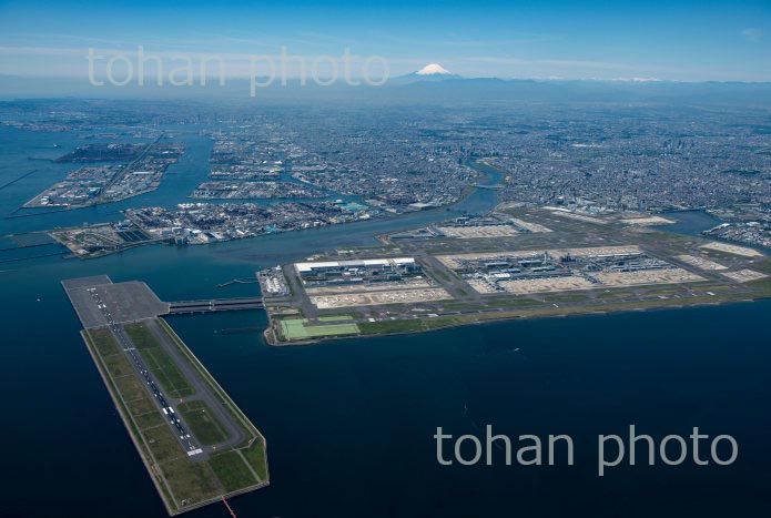 東京国際空港(羽田空港)全景より富士山(2020/5)