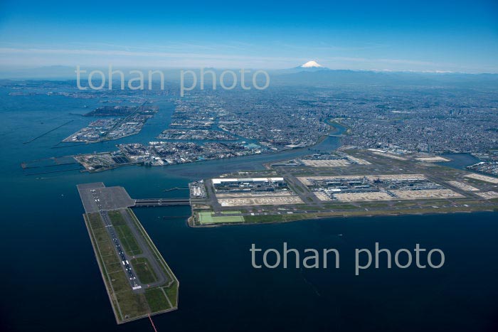 東京国際空港(羽田空港)全景より富士山(2020/5)