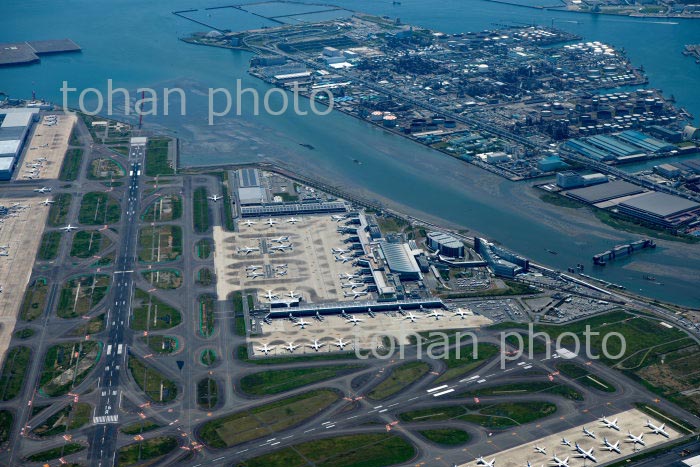 東京国際空港(羽田空港)第三(国際線)ターミナルと旅客機(2020/5)