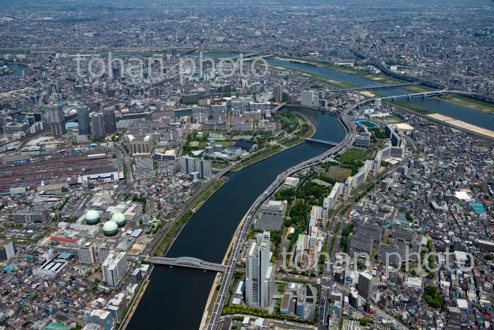 都営白鬚東アパート(白髭防災団地)と隅田川(2020/5)