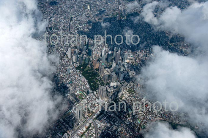 新宿西口ビル群,新宿駅と雲(2020/8)