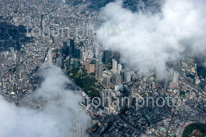 新宿西口ビル群,新宿駅と雲(2020/8)