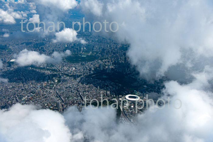 雲の隙間より国立競技場,千駄ヶ谷周辺より東京の街並み(2020/8)