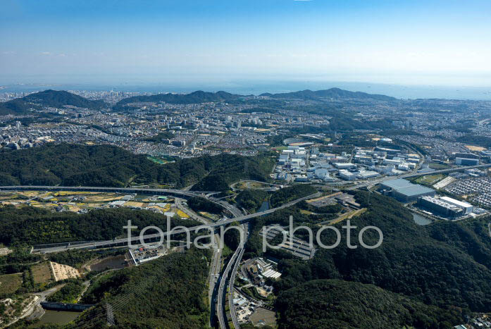 布施畑JCTと神戸流通センター周辺より神戸市街地と大阪湾(20231018)