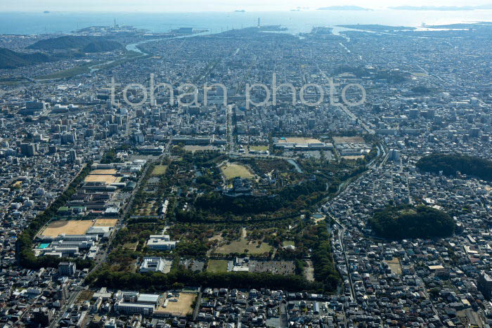 姫路城(日本100名城)より姫路駅と瀬戸内海方面(20231018)