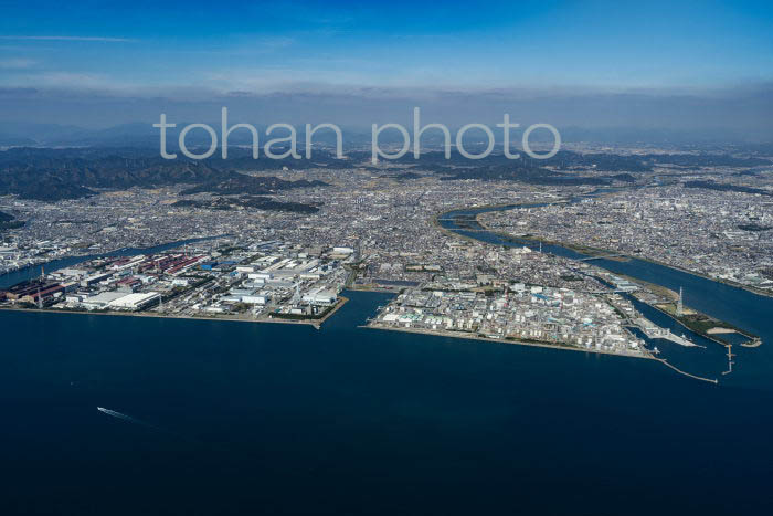 播磨臨海工業地域(阪神工業地帯)と高砂地区の工場群より高砂の街並み(20231018)