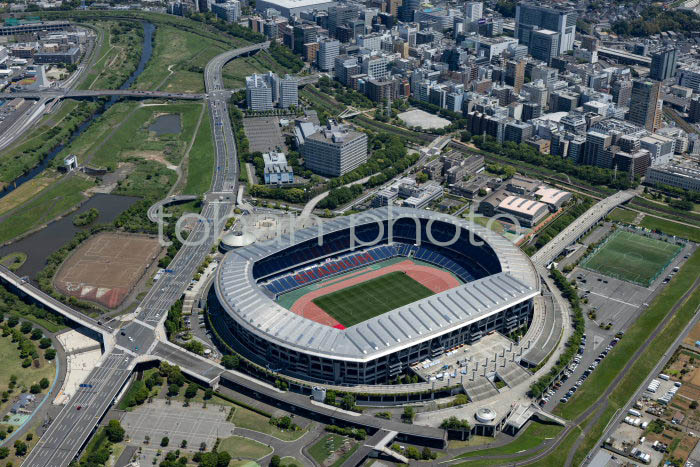 日産スタジアムと新横浜駅(202354)