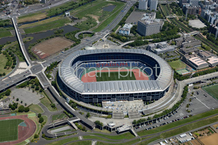 日産スタジアムと新横浜駅(202354)