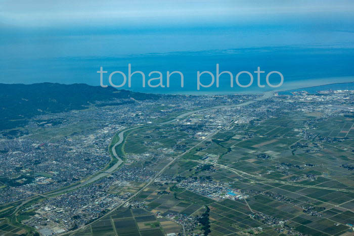 上越市高田,直江津の町並みと日本海