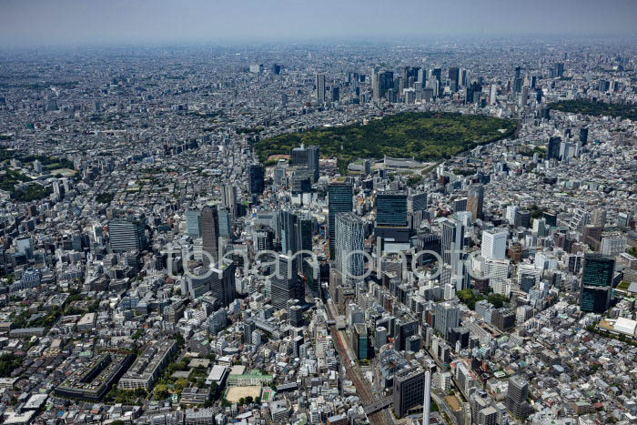 渋谷駅周辺より新宿方面の東京の街並み(202354)