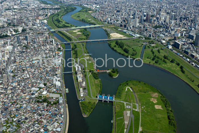 岩淵水門(青水門),旧岩淵水門(赤水門)周辺と荒川(2023617)