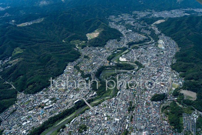 青梅駅と青梅の町並みと多摩川(202391)