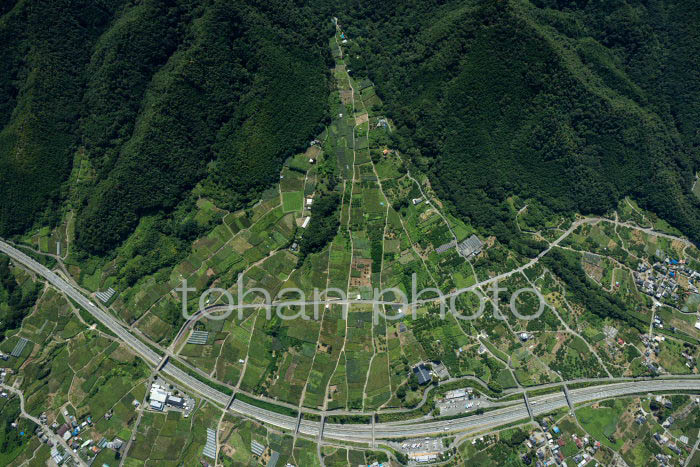 23-ymns-006=勝沼,一宮の扇状地と中央高速道路(釈迦堂パーキング付近)俯瞰撮影(202391)