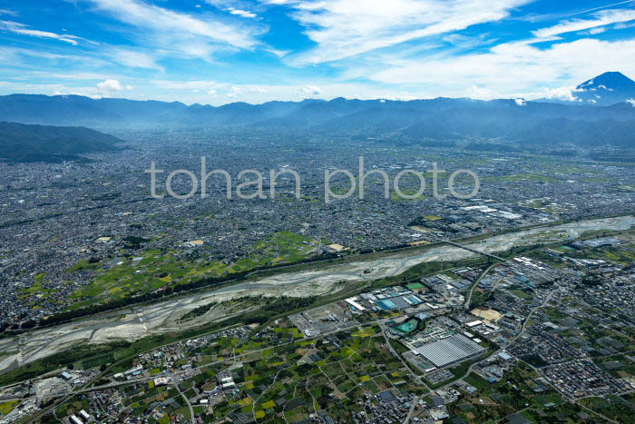 23-ymns-029=甲府盆地(釜無川手前でより甲府市街地と富士山)(202391)