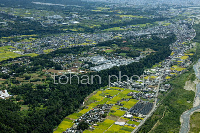 23-ymns-030=釜無川の河岸段丘(下祖母石周辺より韮崎市の町並み方面)(202391)