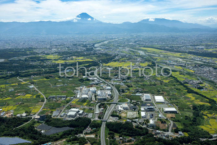 23-ymns-036=韮崎IC(中央自動車道)と工場群地区より甲府盆地,富士山方面(202391)