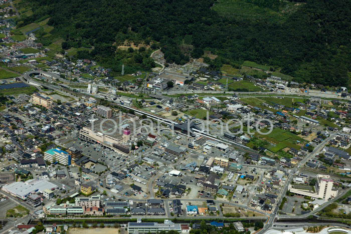 石和温泉駅と石和の町並み(202391)