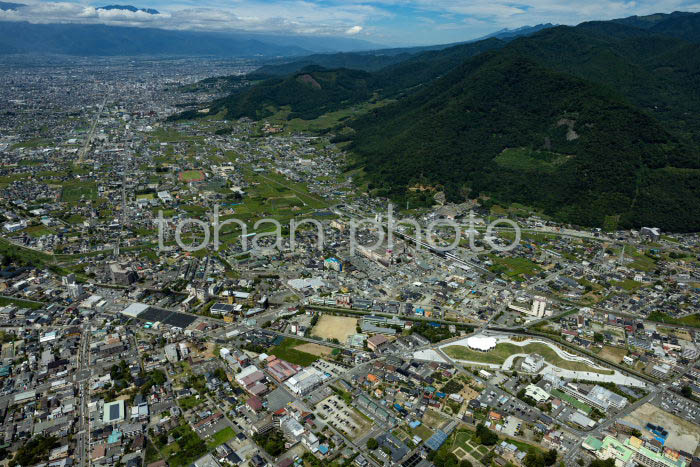 石和温泉駅と石和の町並みより甲府市街地方面(202391)