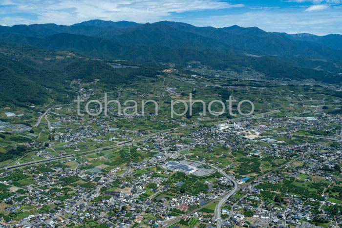 山梨市落合付近より山梨県笛吹川フルーツ公園方面の果樹園(202391)