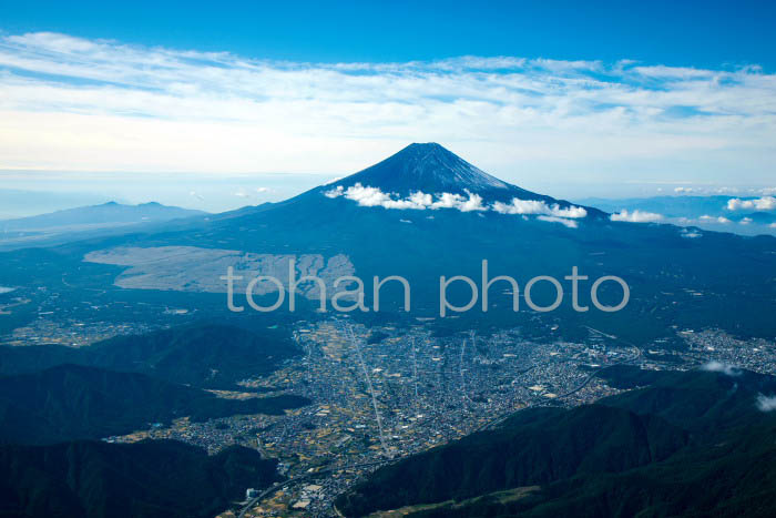 富士山(山梨県富士吉田市街並みより富士山)2011,04