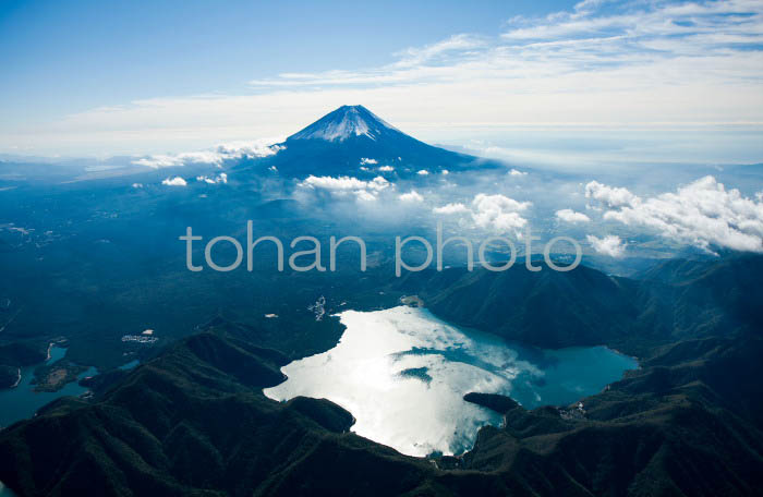 富士山(山梨県南都留郡本栖湖周辺より富士山)2011,04