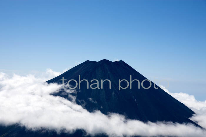 富士山山頂周辺と雲(山梨県南都留郡)201308