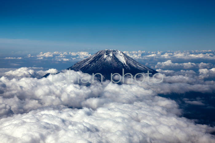 富士山と雲(静岡県駿東郡)201410