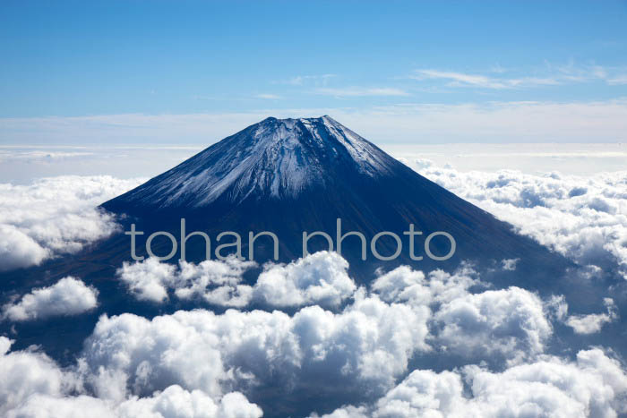 富士山と雲(静岡県富士宮市)201410