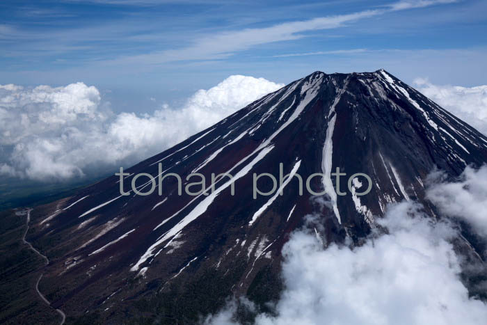 富士山と雲(静岡県富士宮市)201505