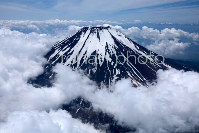 富士山と雲(山梨県富士吉田市)201505