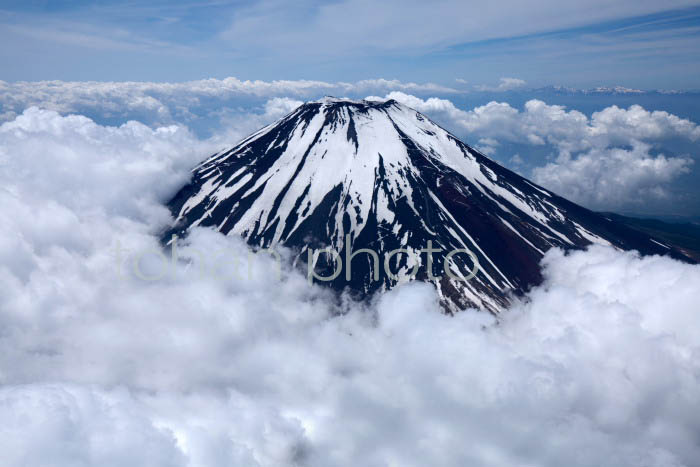 富士山と雲(山梨県富士吉田市)201505