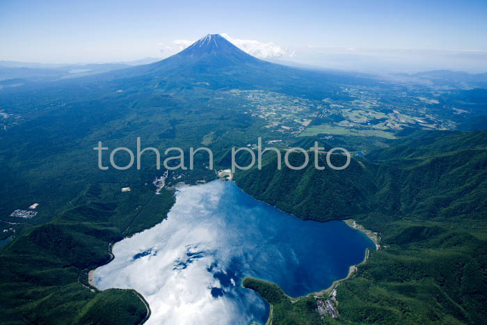 本栖湖より富士山(山梨県南都留郡富士河口湖町)201606