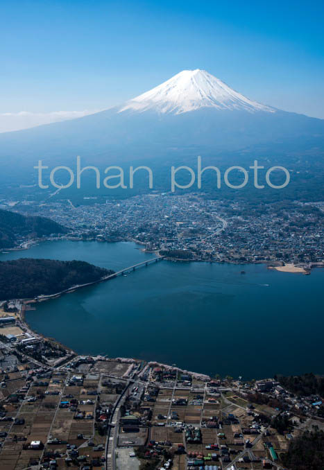 満開の桜の河口湖周辺より富士山(山梨県南都留郡富士河口湖町201804